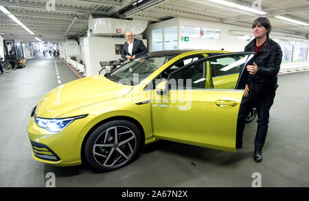 Wolfsburg, Germania. 24 ott 2019. Joachim Löw (r), allenatore della nazionale tedesca di calcio, e Jürgen Stackmann, membro del consiglio di gestione del marchio Volkswagen, lascerà la nuova Volkswagen Golf 8 in corrispondenza della pianta di VW. Credito: Julian Stratenschulte/dpa/Alamy Live News Foto Stock