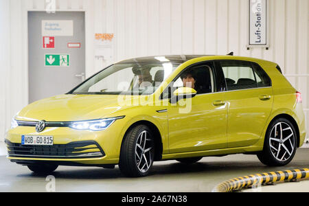 Wolfsburg, Germania. 24 ott 2019. Joachim Löw (r), allenatore della squadra nazionale di calcio tedesca e Jürgen Stackmann, membro del consiglio di gestione del marchio Volkswagen, guidare attraverso il VW impianto nella nuova Volkswagen Golf 8. Credito: Julian Stratenschulte/dpa/Alamy Live News Foto Stock