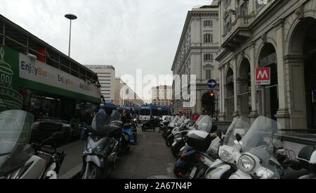 Roma, Italia - 24 Ottobre 2019: Borussia tifosi paralizzare il traffico di fronte alla stazione ferroviaria di Roma Termini Foto Stock