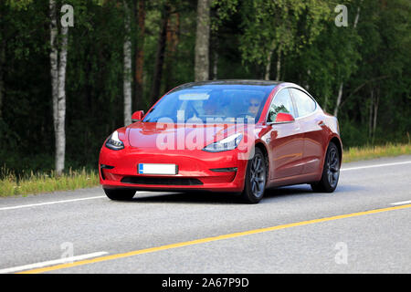 Modello di Tesla 3 auto elettrica su strada. Il modello 3 è pieno di auto-capacità di pilotaggio che può essere opzionalmente abilitata. Raseborg, Finlandia. Luglio 12, 19. Foto Stock