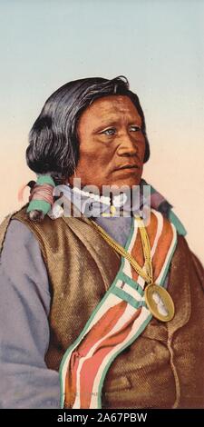 Immagine fotocroma con un profilo di tre quarti, dalla vita in su, di un uomo nativo americano che indossa un telaio e un grande pendente d'oro, messo in captioned ''Yamapi, ' A Ute Runner for Chief Ouray, ' fotografato in Colorado, 1895. () Foto Stock