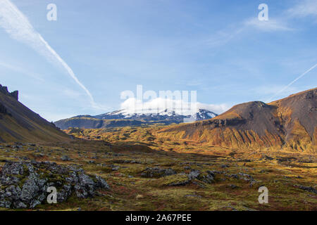 Coperte di neve montagna e muschio islandese blue sky Foto Stock