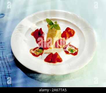 Ancora in vita. Il cibo. Ristorante piatto da dessert con fragole e spongecake. Foto Stock