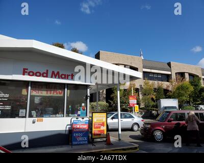 Fotografia del guscio, una stazione di rifornimento a Lafayette, California, Stati Uniti, vista esterna Foto Stock