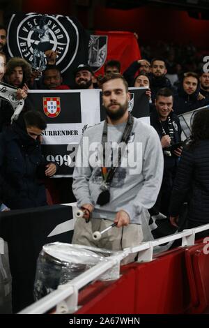 Londra, Regno Unito. 24 ott 2019. Londra, Regno Unito, ottobre 24 Vitoria tifosi durante Europa League Gruppo F tra l'Arsenal e Vitoria all'Emirates Stadium di Londra, Inghilterra il 24 ottobre 2019. Credit: Azione Foto Sport/Alamy Live News Foto Stock