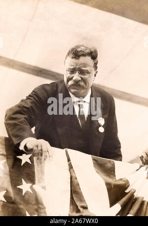 Ex U.S. Presidente Theodore Roosevelt appoggiata sulla ringhiera Flag-Draped durante il suo rientro in patria ricevimento dopo il suo viaggio all'estero, la città di New York, New York, USA, Giugno 1910 Foto Stock