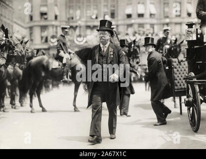 Theodore Roosevelt camminando in parata con il sindaco di New York City William Gaynor in background (a destra) durante il suo rientro in patria ricevimento dopo il suo viaggio all'estero, la città di New York, New York, Stati Uniti d'America, 23 giugno 1910 Foto Stock