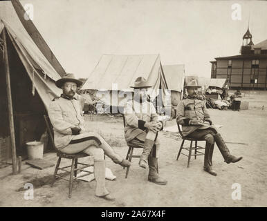Il colonnello Theodore Roosevelt, Leonard legno, e Alexander O. Brodie seduti di fronte a delle tende da campo, San Antonio, Texas, Stati Uniti d'America, Fotografia di Paul Thompson, 1898 Foto Stock