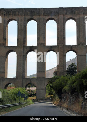 Grandi archi di un antico acquedotto chiamato Carolino vicino a Caserta città nel Sud Italia Foto Stock