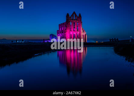 Le luci si accendano le rovine del Patrimonio inglese dell Abbazia di Whitby nel North Yorkshire durante l abbazia illuminata evento. Foto Stock