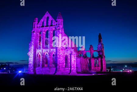 Le luci si accendano le rovine del Patrimonio inglese dell Abbazia di Whitby nel North Yorkshire durante l abbazia illuminata evento. Foto Stock