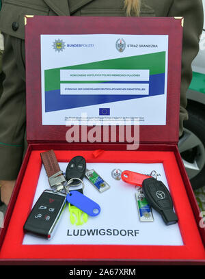 Slubice, Polonia. 24 ott 2019. Le chiavi del veicolo per due nuovi veicoli per la polizia federale e il polacco della guardia di frontiera ceremoniously sono memorizzati in una scatola. Sei nuovi veicoli sono stati consegnati ai servizi German-Polish in Pomellen, Swiecko e Ludwigsdorf come parte del progetto cofinanziato dall'Unione europea sicurezza interna del fondo per rafforzare il giunto German-Polish servizi. I veicoli saranno utilizzati su entrambi il tedesco e il territorio polacco. Credito: Patrick Pleul/dpa-Zentralbild/ZB/dpa/Alamy Live News Foto Stock