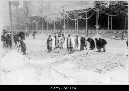 William Howard Taft, 1857-1930; operai la rimozione di neve nella parte anteriore del riesame di stare a casa bianca il giorno dell'inaugurazione, il 4 marzo 1909 Foto Stock