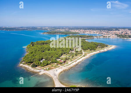 Una foto aerea di Medulin in background e la Kašteja Forest Park con un campeggio in primo piano Foto Stock