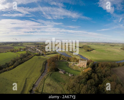 Veduta aerea del castello di Norham roccaforte del principe vescovo di Durham, comandare un guado strategico sul fiume Tweed. Foto Stock