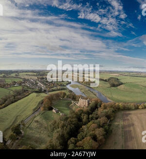 Veduta aerea del castello di Norham roccaforte del principe vescovo di Durham, comandare un guado strategico sul fiume Tweed. Foto Stock