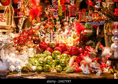 Varie vetro baubles di Natale per la vendita al mercato di Natale (Christkindlmarkt) stallo nella zona centrale di Berlino, Germania Foto Stock