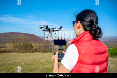 La donna controlla drone. Foto Stock