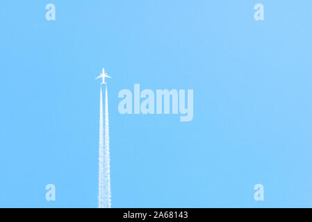 Aeroplano in un cielo blu con nuvole e sentieri di condensazione, Germania Foto Stock