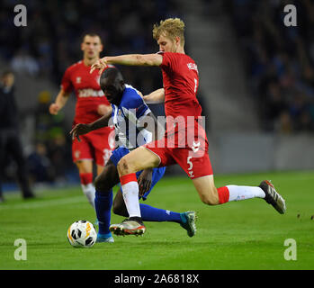 Dragao Stadium, Porto, Portogallo. Il 24 ottobre 2019; la UEFA Europa League 2019/2020, Porto versus Rangers; Moussa Marega di Porto assume Filip Helander dei Rangers - Editoriale usare carte di credito: Azione Plus immagini di sport/Alamy Live News Foto Stock