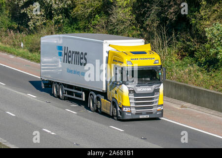 Mark Thompson M6, Lancaster, Regno Unito; trasporto da Hermes consegna rende facile dice slogan pubblicitario; Scania S 500 HGV autocarro autocarro traffico veicolare, trasporti, moderno, nord-legato sulla corsia di 3 M6 motorway autostrada.Autostrada pesante di merci alla rinfusa, consegna DAF Trucks, autocarro, trasporto, carrello, cargo speciale, veicolo, consegna, trasporti, industria, merci sulla M6 a Lancaster, Foto Stock