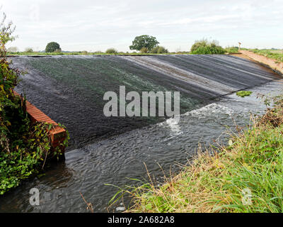 Riparato stramazzo sopra Ebridge Lock sulla North Walsham & Dilham Canal, una parzialmente restaurato vela canal in North Norfolk controlla i livelli d'acqua. Foto Stock