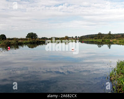 Un tranquillo di scena sul restaurato bacino del canale al mulino Ebridge su teh North Walsham e Dilham Canal in North Norfolk con pescatori sperando per una cattura. Foto Stock