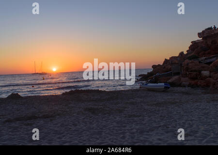 Tramonto a Cala Saona, Formentera, nella distanza Es Vedra rock è visibile Foto Stock