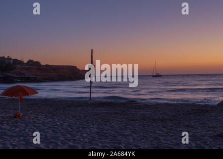 Tramonto a Cala Saona, Formentera, nella distanza Es Vedra rock è visibile Foto Stock