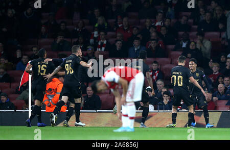 Vitoria SC Marcus Edwards punteggio celebra il suo lato del primo obiettivo del gioco durante la UEFA Europa League gruppo F corrisponde all'Emirates Stadium di Londra. Foto Stock