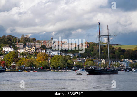 Britannia Royal naval College si affaccia il Dart estuario e il porto di Dartmouth in South Devon. La tall ship ormeggiata in primo piano è il DUT Foto Stock
