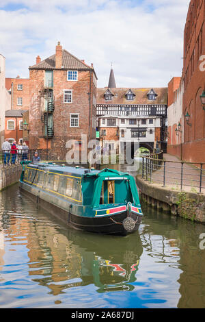 Una barca stretta entrando Brayford Pool sul fiume Witham in Lincoln City Inghilterra REGNO UNITO Foto Stock