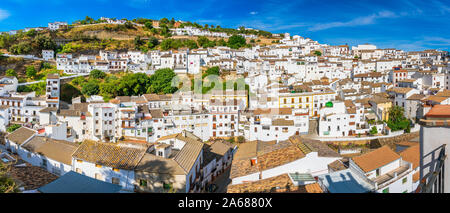 Il bel villaggio di a Setenil de las Bodegas su una soleggiata mattina d'estate. Provincia di Cadice, Andalusia, Spagna. Foto Stock