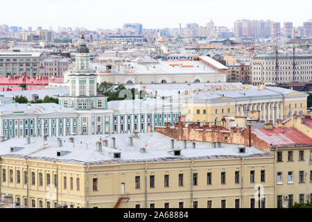 Vista sul tetto della città di San Pietroburgo in Russia vista dalla cima della cattedrale di Sant'Isacco, caotico urbansccape con alcuni monumenti emergenti Foto Stock