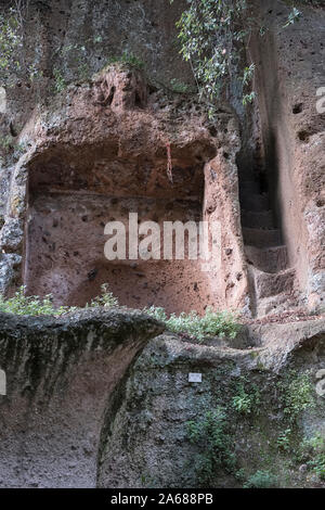 Nella necropoli etrusca nei pressi di Sovana, a sud della Toscana, Italia. Il III secolo A.C. la Tomba del Tifone (Tomba del Tifone) Foto Stock