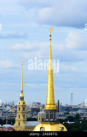San Pietroburgo, Russia, agosto 2019. Cupole dorate e le guglie oltre il paesaggio della città Foto Stock