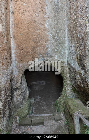 Nella necropoli etrusca nei pressi di Sovana, a sud della Toscana, Italia. Grotta sepolcrale, parte del III secolo A.C. Ildebranda (Hildebrand) tomba scoperta nel 1924 Foto Stock