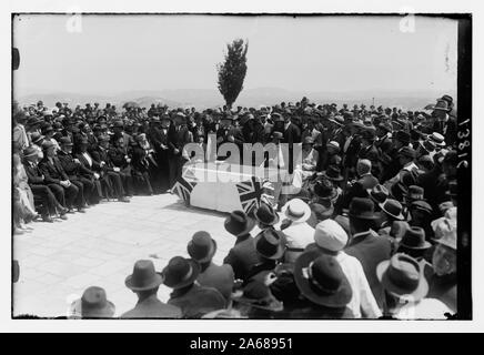 Winston Churchill parlando alla piantagione di alberi cerimonia sul sito della Università Ebraica, Monte Scopus, Gerusalemme, Marzo 28th, 1921 Foto Stock