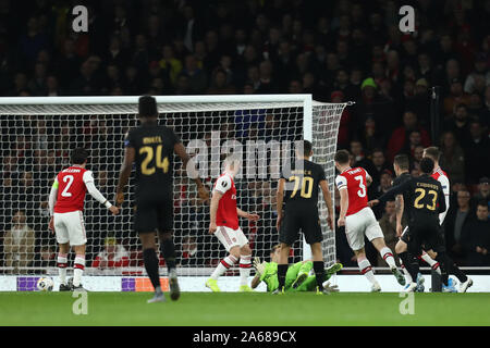 Emirates Stadium, Londra, Regno Unito. 24 ott 2019. UEFA Europa League Calcio, Arsenal contro Vitoria de Guimaraes; Marcus Edwards di Vitoria Guimaraes punteggi per 0-1 in 8 minuto - Editoriale usare carte di credito: Azione Plus sport/Alamy Live News Foto Stock