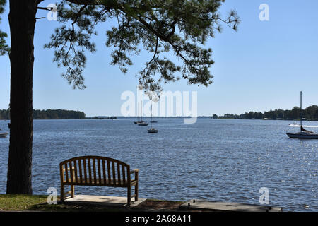 A Waterfront Park in bagno, North Carolina con barche a vela ancorata nella distanza. Foto Stock