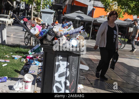 Un cestino pieno di spazzatura a parte la strada nel centro di Patrasso.comune i lavoratori di tutta la Grecia hanno lanciato una 48 ore di sciopero per protestare contro i piani del governo a portata di mano oltre ad investitori privati della parte comune dei servizi. Lo sciopero mostra già il suo primo impatto con sacchetti di rifiuti ammucchiati sulle strade. Foto Stock