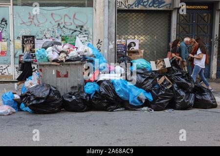 Sacchi della spazzatura accatastati a parte la strada a Patrasso.comune i lavoratori di tutta la Grecia hanno lanciato una 48 ore di sciopero per protestare contro i piani del governo a portata di mano oltre ad investitori privati della parte comune dei servizi. Lo sciopero mostra già il suo primo impatto con sacchetti di rifiuti ammucchiati sulle strade. Foto Stock