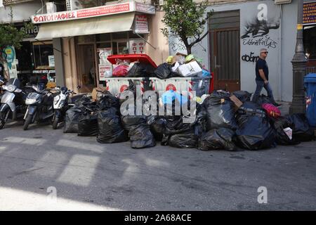 Sacchi della spazzatura accatastati a parte la strada a Patrasso.comune i lavoratori di tutta la Grecia hanno lanciato una 48 ore di sciopero per protestare contro i piani del governo a portata di mano oltre ad investitori privati della parte comune dei servizi. Lo sciopero mostra già il suo primo impatto con sacchetti di rifiuti ammucchiati sulle strade. Foto Stock