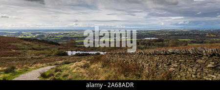 Le viste mozzafiato sulla M6, Fiume Wyre e Scorton dal picco di Nicky Nook punto Trig in Lancashire visto in ottobre 2019. Foto Stock