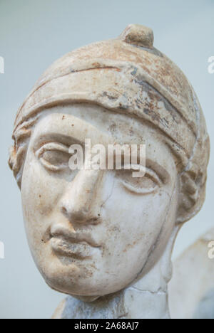 La scultura della testa di un giovane uomo che indossa un cappello o un casco-.Museo Archeologico Nazionale - Atene, Grecia Foto Stock