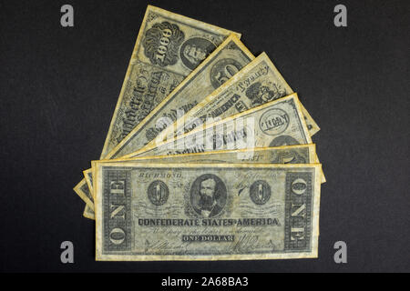 Un mucchio di replica Stati Confederati d'America valuta (dalla guerra civile americana 1861-1865). Foto Stock