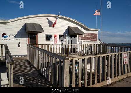 Bayfield, Wisconsin - Ottobre 19, 2019: Tour Ufficio per l Apostolo Isole Crociere per i passeggeri che prenotano una gita sul lago Superiore di grotte marine Foto Stock