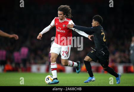 Arsenale di Matteo Guendouzi (sinistra) e Vitoria SC Marcus Edwards (destra) battaglia per la sfera durante la UEFA Europa League gruppo F corrisponde all'Emirates Stadium di Londra. Foto Stock