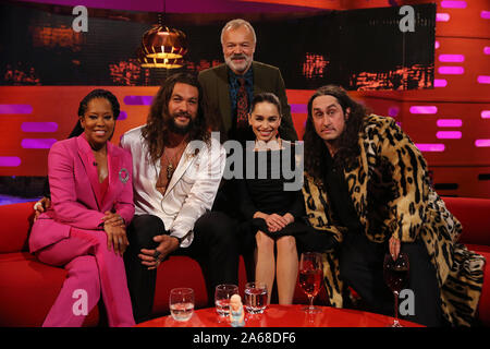 Host Graham Norton con (seduti da sinistra a destra) Regina Re, Emilia Clarke, Jason Momoa e Ross Noble durante le riprese per il Graham Norton Show alla BBC Studioworks 6 Centro Televisivo, Wood Lane, Londra, per essere messo in onda su BBC One il venerdì sera. Foto Stock