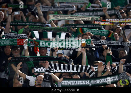 Stadio Olympico, Roma, Italia. 24 ott 2019. UEFA Europa League Calcio, Roma contro il Borussia Monchengladbach; sostenitori Borussia - Editoriale usare carte di credito: Azione Plus sport/Alamy Live News Foto Stock